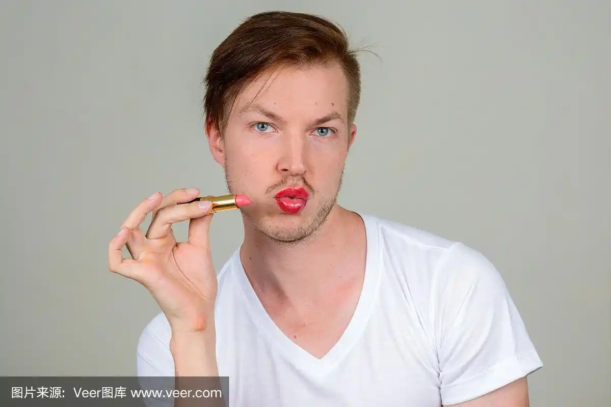 男人化妆涂口红