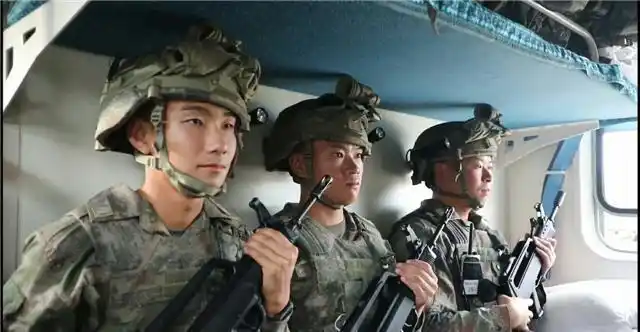 领章,臂章军衔胸标颜色为混合迷彩,有明暗两版