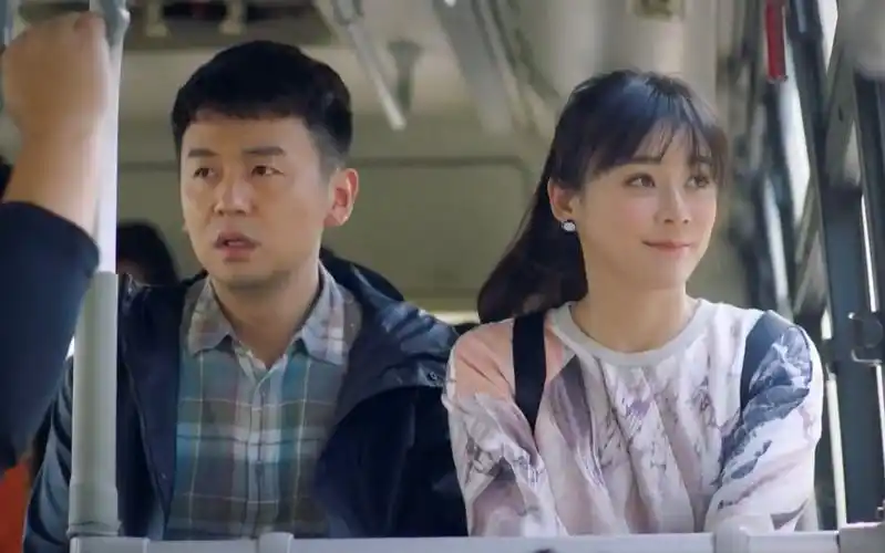 《我爱男保姆》袁姗姗一路跟随雷佳音,见面后却一句话都没有,雷佳音很