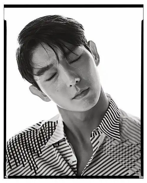 李准基黑白大片公开获众多粉丝留言表白组图