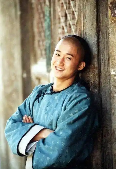 其主演的电视剧《太极宗师》更是爆火,成为万千少女的偶像.