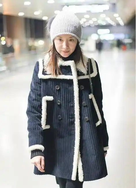 原创董洁刚过40岁就很显老毛绒大衣太过累赘毛线帽不慎显病态