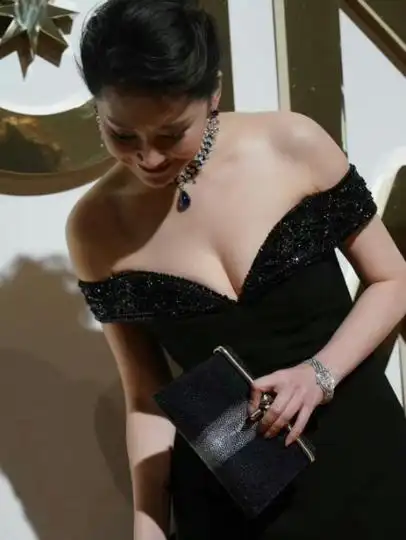 许晴出席活动图,身穿v领礼服碧波荡漾,54岁依然前凸后翘身材好