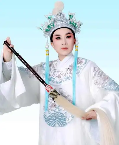 越剧范派小生吴凤花华丽舞台背后的艰辛和坚持