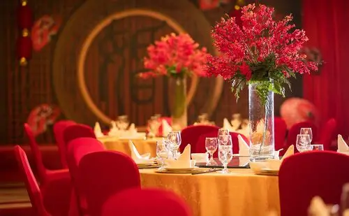 三楼宁波厅-420m2-高3.5米-中式宴会局部摆台