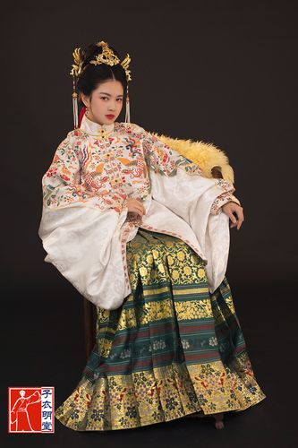 原创品牌汉服女独家满地金银妆花百褶马面裙子衣明堂松鼠攀葡