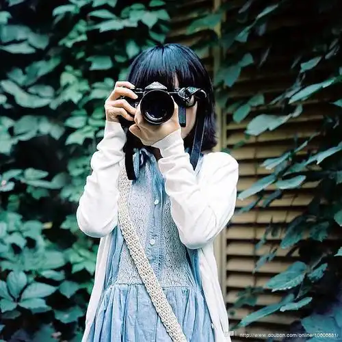 线上活动照片- 拿相机的女生