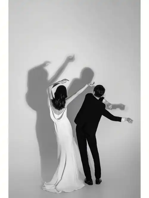 不露脸就好了因为不想在婚礼现场放那种二人站桩的正经婚纱照拍之前就