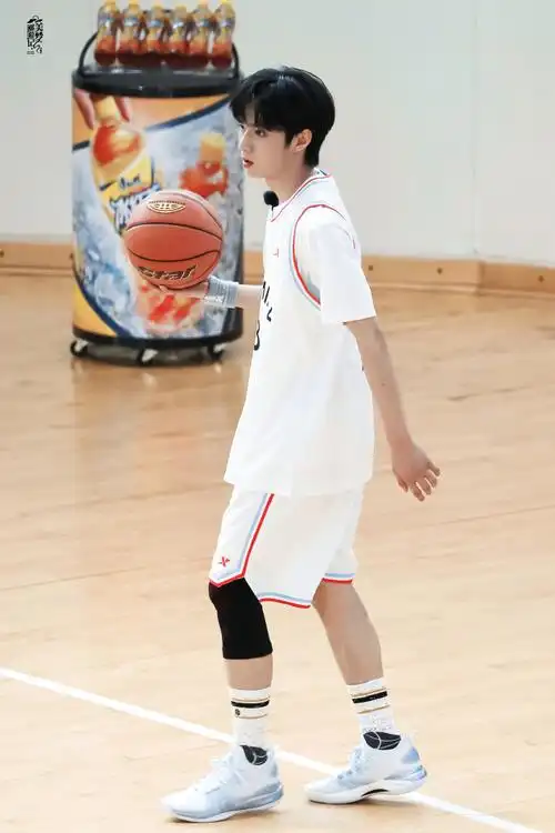 刘耀文理肤泉品牌青春代言人##刘耀文全场mvp