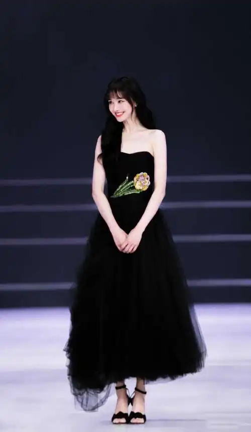 简介:郑爽黑裙仙气活动写真图片,分享一组郑爽图片给大家,图中的明星