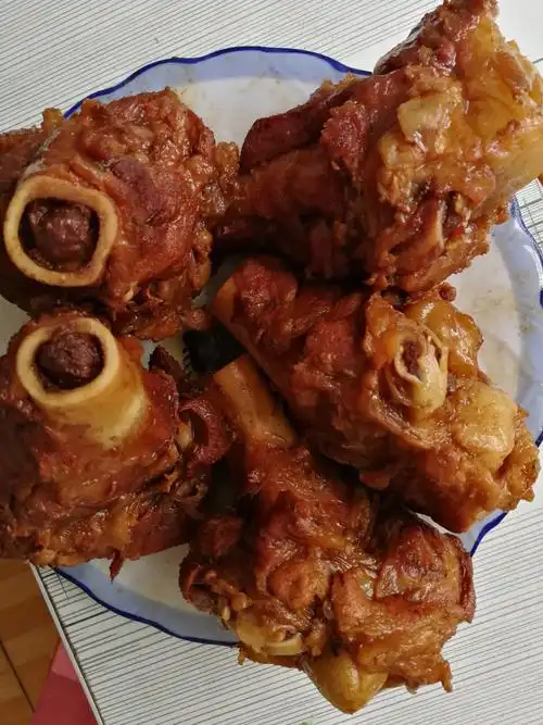 酱大骨是东北特色菜,分量十足,酱香浓郁,是爱肉一族的最佳选择.