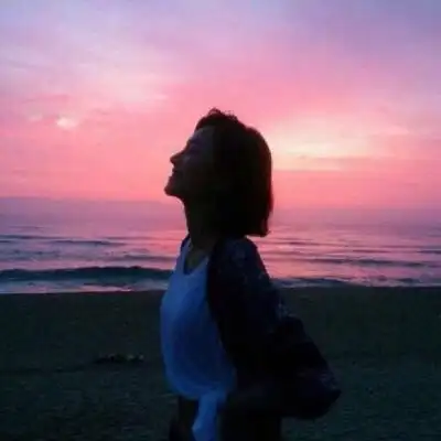 短发海边女头像