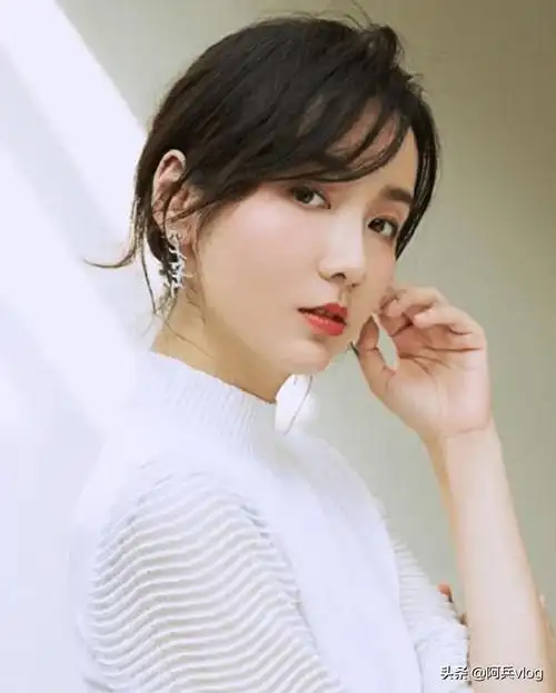 胡歌靠实力走红,而她靠"吃火锅"走红,订婚到结婚只用17天_吕一_时间