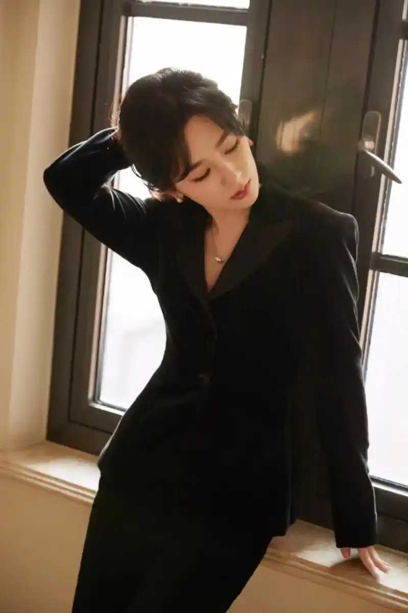 我喜欢的女孩 #杨紫#黑色系御姐穿搭 ##个人写真 #奇瑞 - 抖音