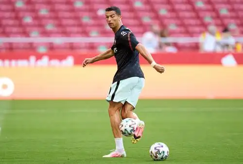 高清图葡萄牙西班牙赛前热身c罗秀脚后跟停球