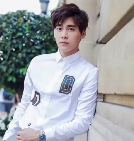 李易峰曝出自己的豪宅,平时很喜欢买鞋子,家里墙上都做满鞋柜