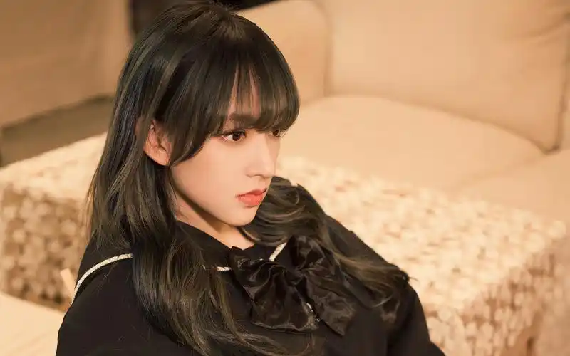 程潇甜美时尚高清桌面壁纸