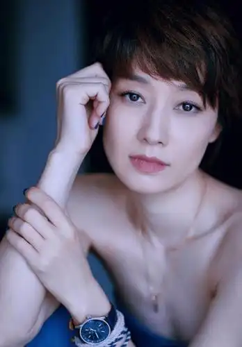 马伊琍秀个人靓丽风采,44岁皮肤白到发光,离婚后开启人生新篇章