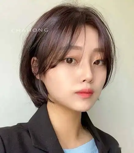修饰脸型又减龄,或者齐肩长度长一点的短发,高个子女生可以选择齐下巴