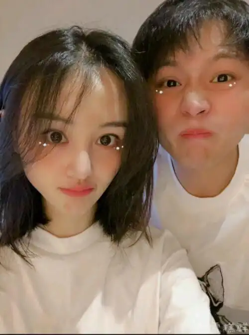 撒狗粮!郑爽首晒与男友张恒合影穿情侣装卖萌超甜