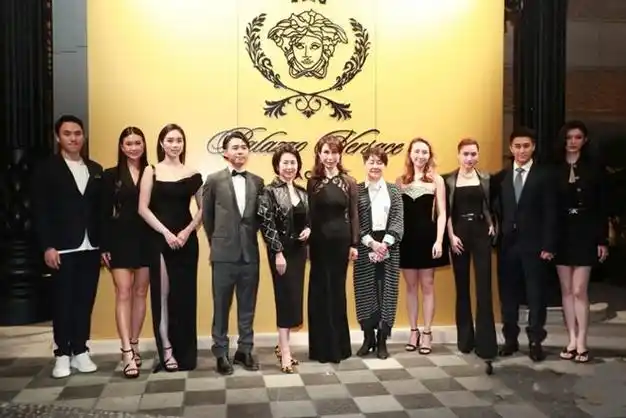 何鸿燊家族二房,三房,四房成员集体公开亮相,合照帅气站边上!