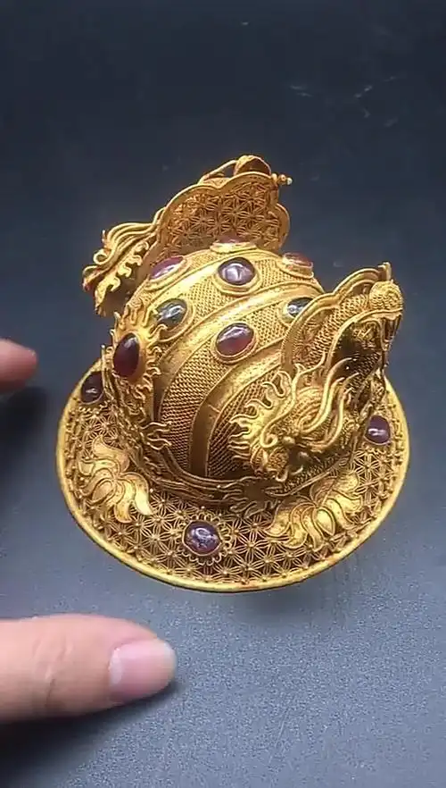 明代(1368～1644)纯金打造,銴丝镶宝束发金冠 .