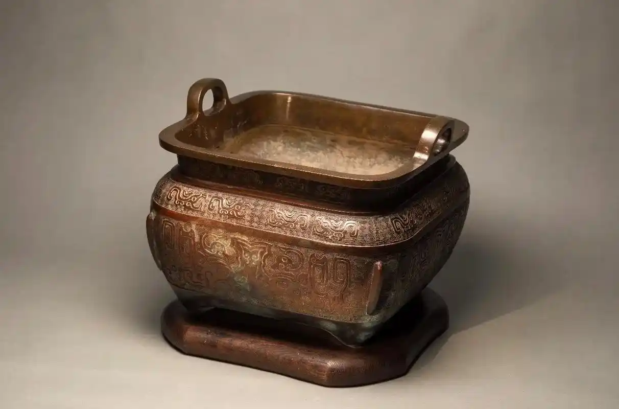 清  铜饕餮纹大香炉.铜炉四足方尊式 平唇立耳 束颈丰肩 斜 - 抖音