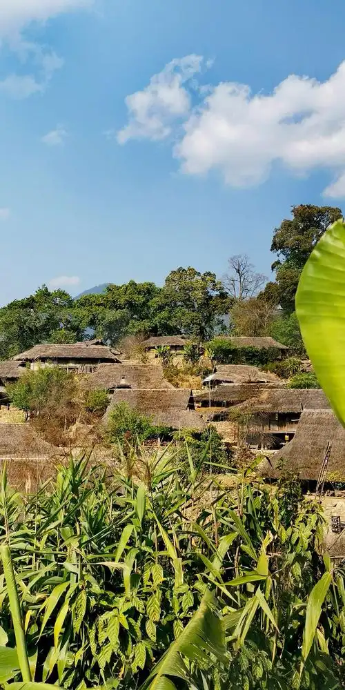 首先观阿佤山云海,后走进中国目前最原始的佤族部落翁丁村