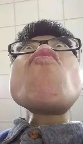 千万不要在别人的手机留下丑照!不然会后悔到赖屎哈哈