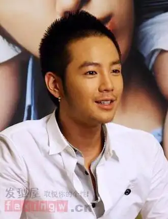 韩国美男张根硕示范圆寸头造型,阳刚男人味尽显,你喜欢哪一款?