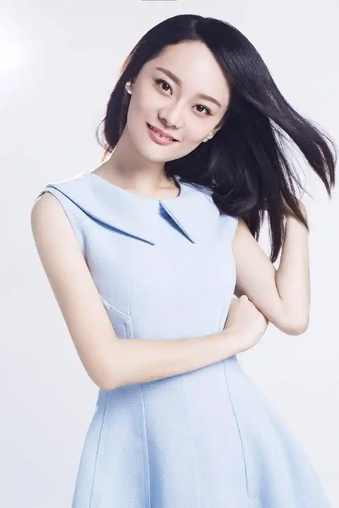 原创大宋佳女儿张楚楚美出圈穿白色礼服秀半肩银色裹胸太抢镜