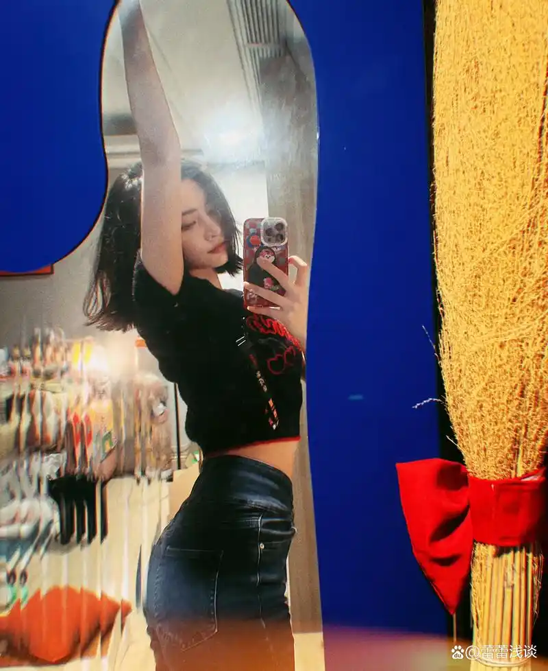 许佳琪红黑露脐上衣搭配牛仔喇叭裤自拍,又美又飒,真好看!