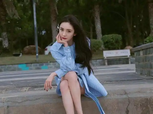 杨幂最新海边大片,穿蓝色衬衫搭超短热裤,"筷子腿"太性感了