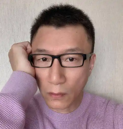 原创50岁孙红雷晒近照脸颊凹陷瘦出尖下巴跟欧式双眼皮