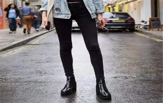 牛仔裤配皮鞋很丑吗