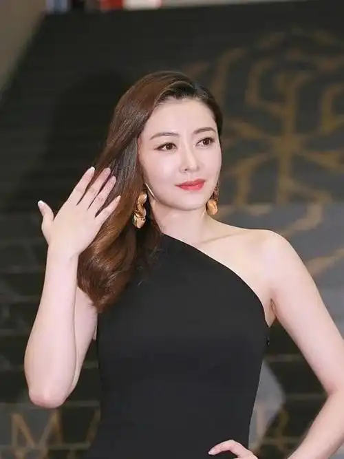 熊黛林身材堪比超模那么紧的裙子都塞得进去1米78长腿更抢镜