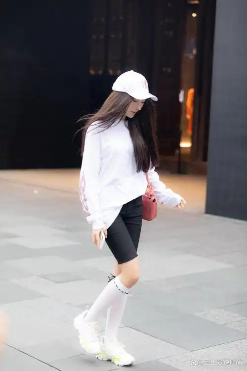 白色中筒袜是一种非常经典的袜子,它可以与各种颜色和款式的衣服搭配