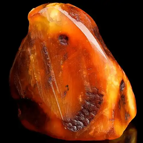 100.94克 带皮鸡油黄琥珀原石【强荧光】【3662】