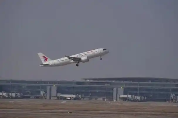 飞机从上海浦东国际机场起飞 摄影/徐炳南