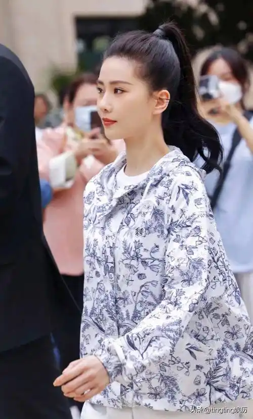 刘诗诗元气高马尾生图来了,走路带风好飒呀!_气质_美貌_自然