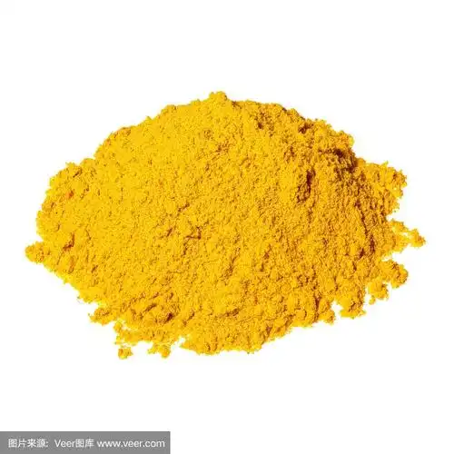 一堆黄色的咖喱粉孤立在白色的背景上.