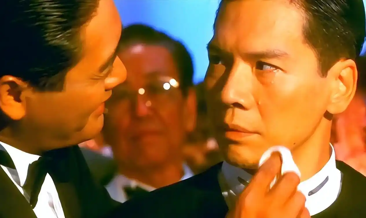 为请大咖参演《赌神》,王晶忽悠向华强饰演"龙五",最后大火