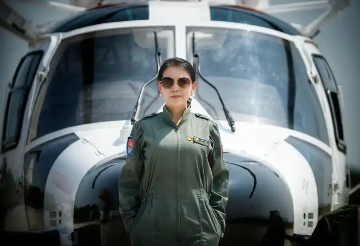 人物专访哈飞女飞行员