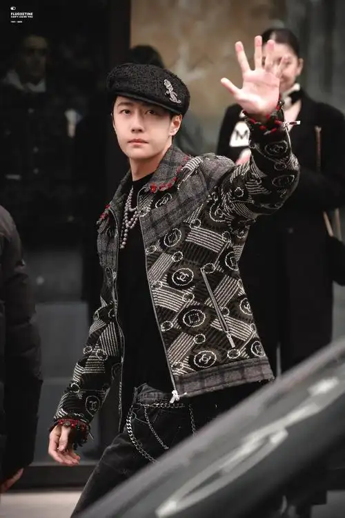 王一博用别针卡裤腰##王一博瘦得裤头都要别针了