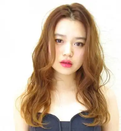 一款圆脸长发发型,甜美的内扣平刘海勾勒出别致的气质感来,不仅简单