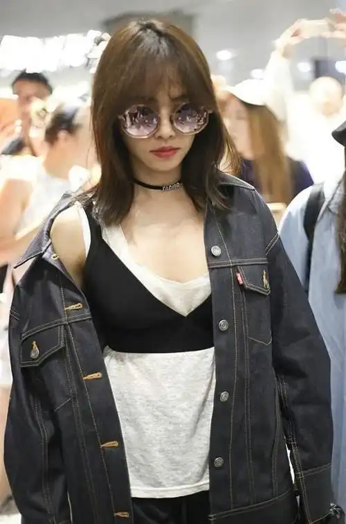 蔡依林造型总这么雷人竟将文胸穿到背心外面脚踩拖鞋好慵懒