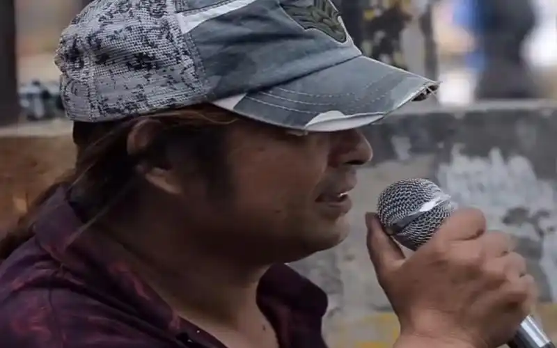 街头流浪歌手用生命在唱歌,堪比中国好声音,网友:必须让他火!