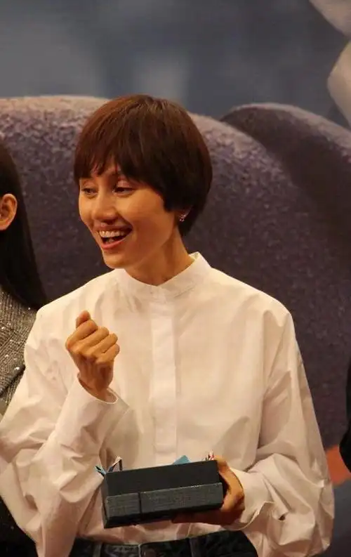 42岁袁泉美出新高度,自拍近照鱼尾纹明显,自然老去的样子真美