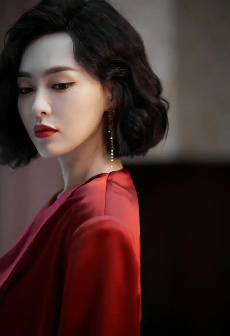 唐嫣红衣配短发,妩媚成熟