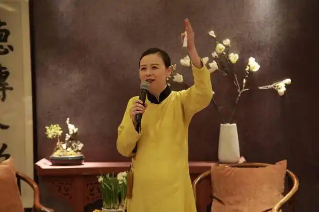 367c开播发布会举行周瑾怀胎九月显福态